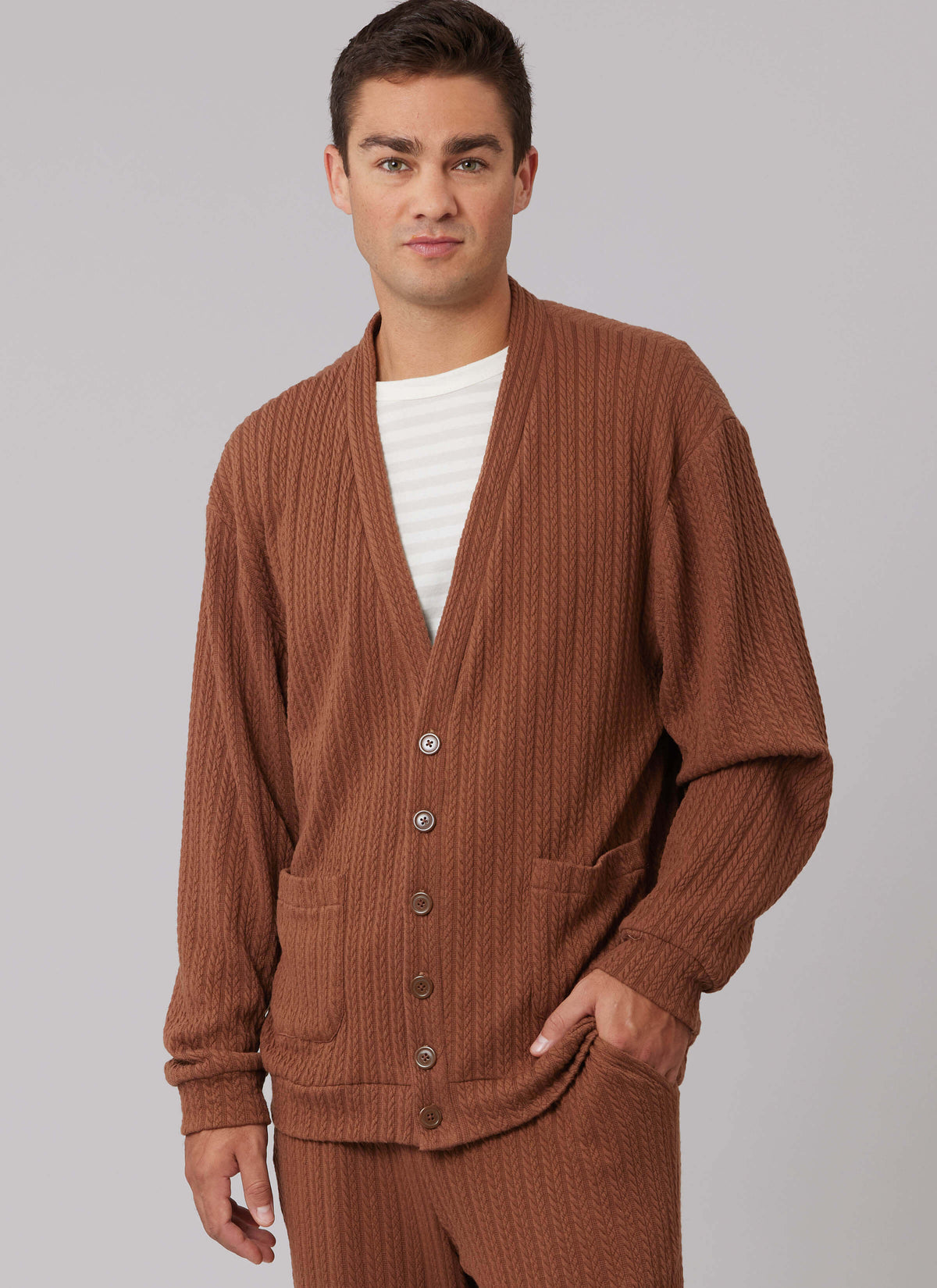 Patron McCall's n°8637 – Gilet et le cardigan à col en V présentent une patte de boutonnage sur le d