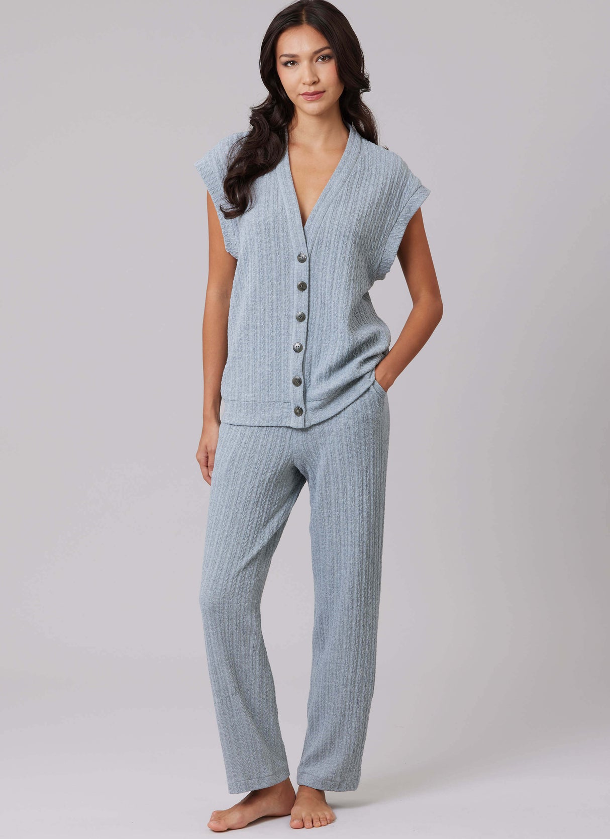 Patron McCall's n°8637 – Gilet et le cardigan à col en V présentent une patte de boutonnage sur le d