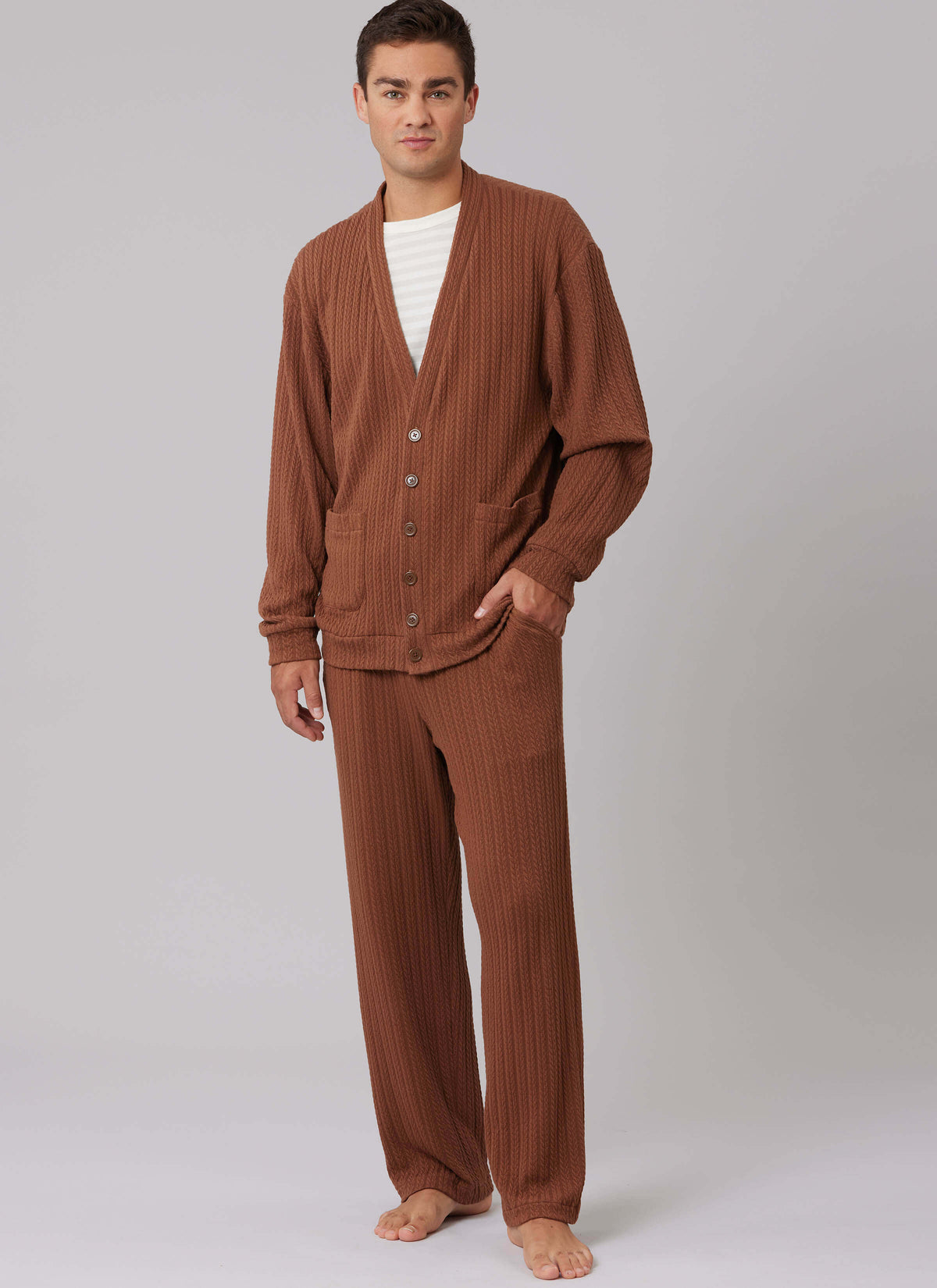 Patron McCall's n°8637 – Gilet et le cardigan à col en V présentent une patte de boutonnage sur le d