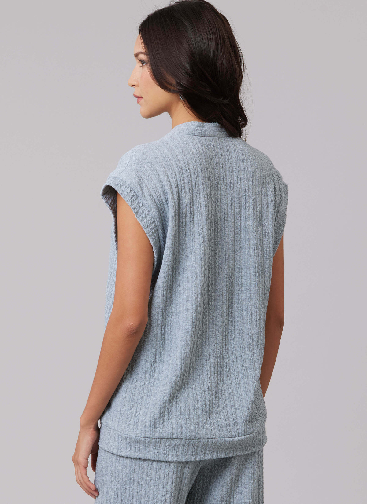 Patron McCall's n°8637 – Gilet et le cardigan à col en V présentent une patte de boutonnage sur le d