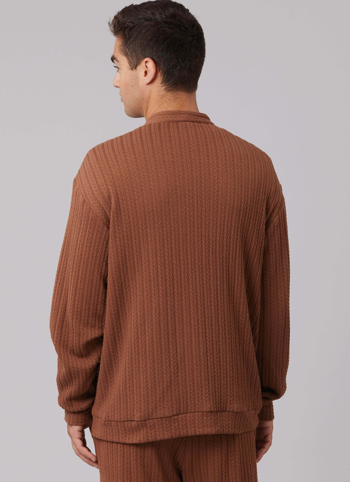 Patron McCall's n°8637 – Gilet et le cardigan à col en V présentent une patte de boutonnage sur le d