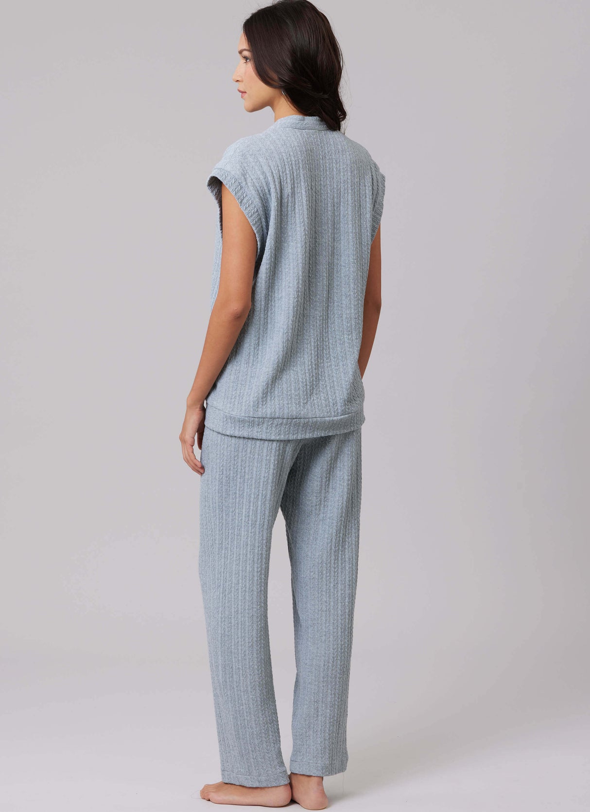 Patron McCall's n°8637 – Gilet et le cardigan à col en V présentent une patte de boutonnage sur le d