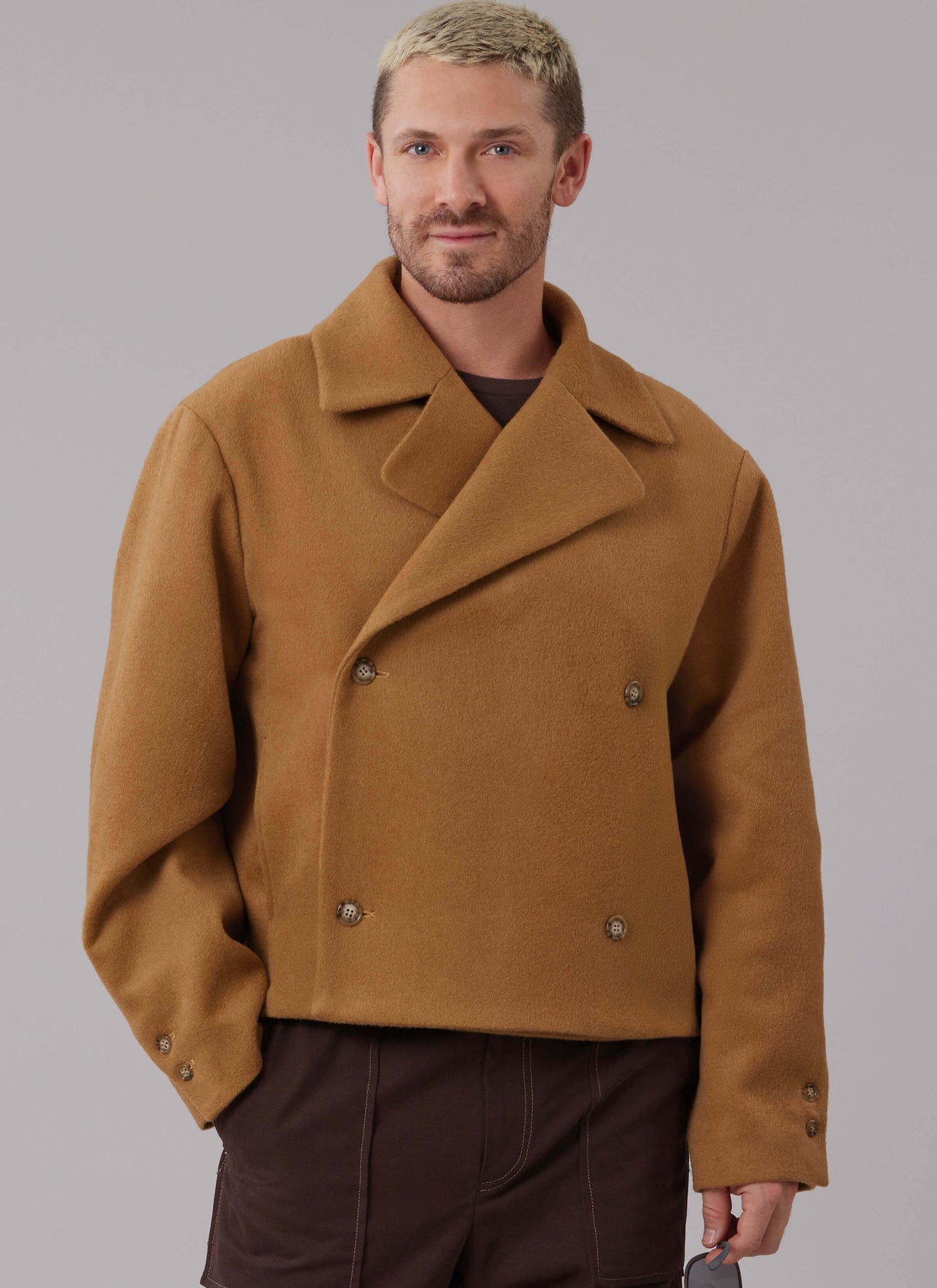 Patron McCall's n°8638 – Veste croisée ample et doublée présente un grand col cloche