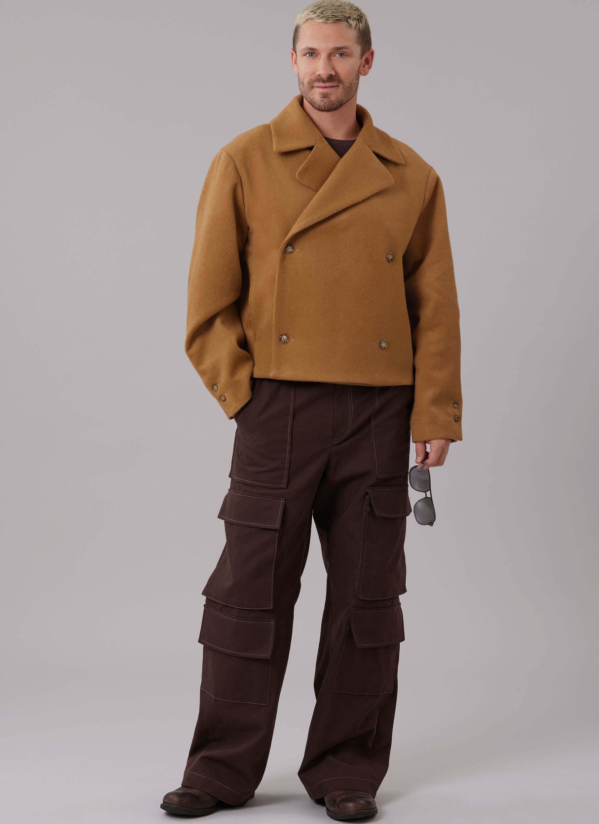 Patron McCall's n°8638 – Veste croisée ample et doublée présente un grand col cloche