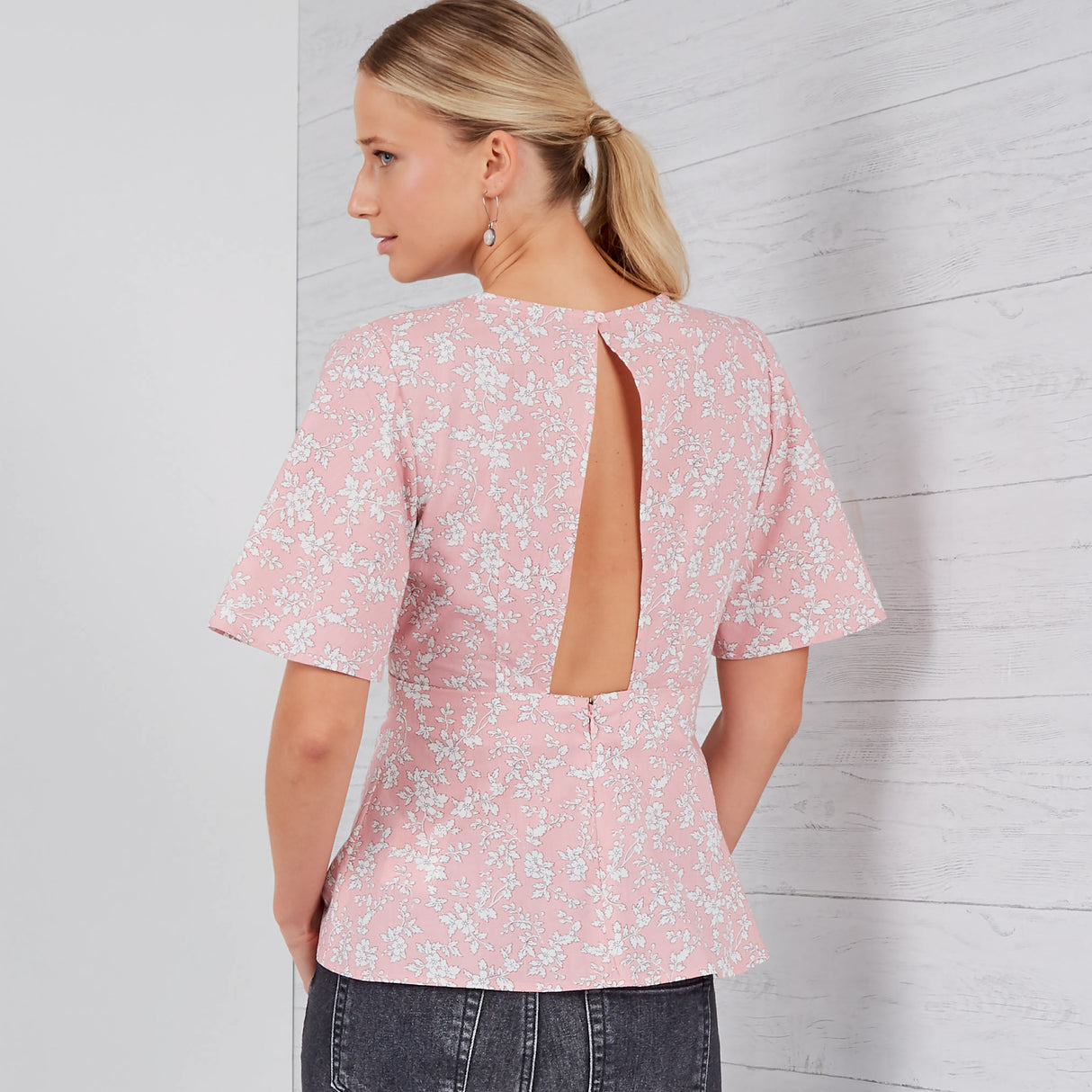 Patron New Look n°6656 - Haut femme avec ouverture dos