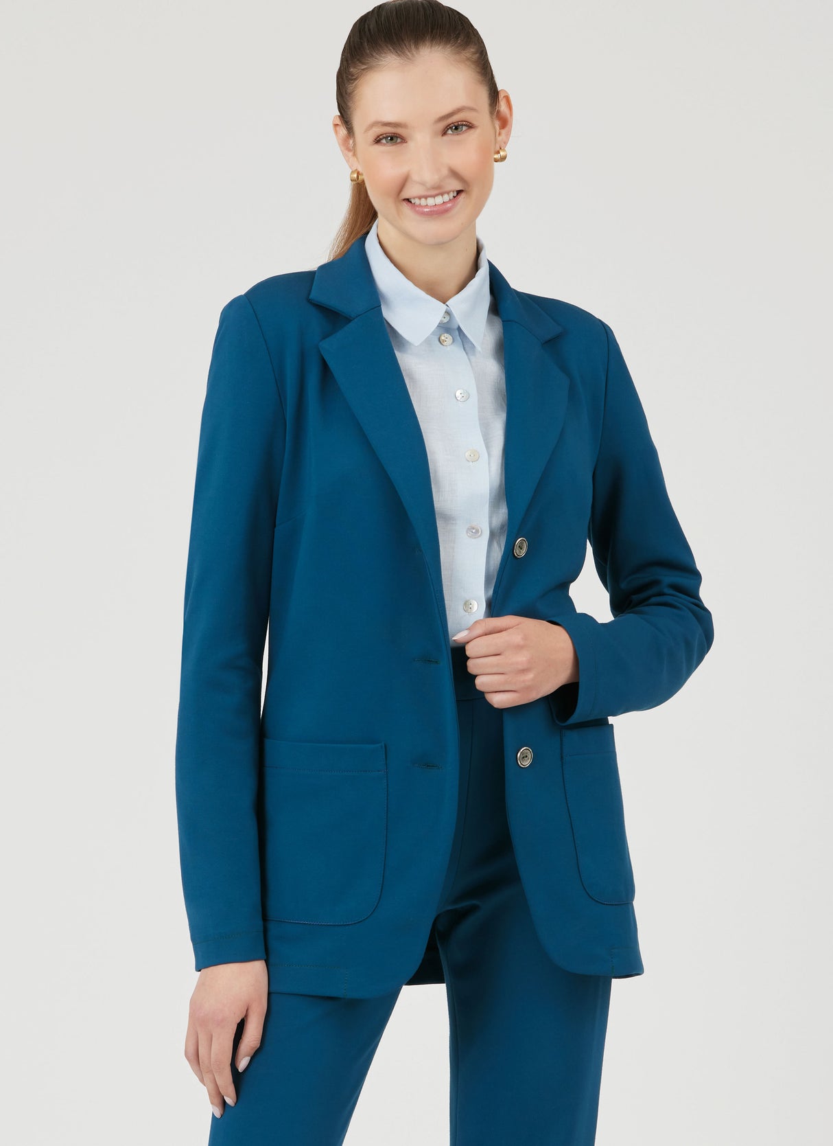 Patron New Look n°6794 - Veste et pantalon pour femmes avec variations de style