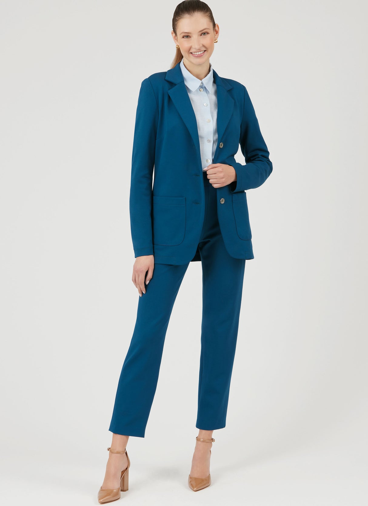 Patron New Look n°6794 - Veste et pantalon pour femmes avec variations de style