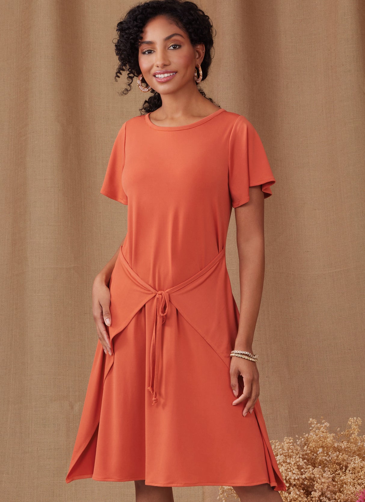 Patron Simplicity n°9947 – Robe portefeuille manches volantes ou sans manches