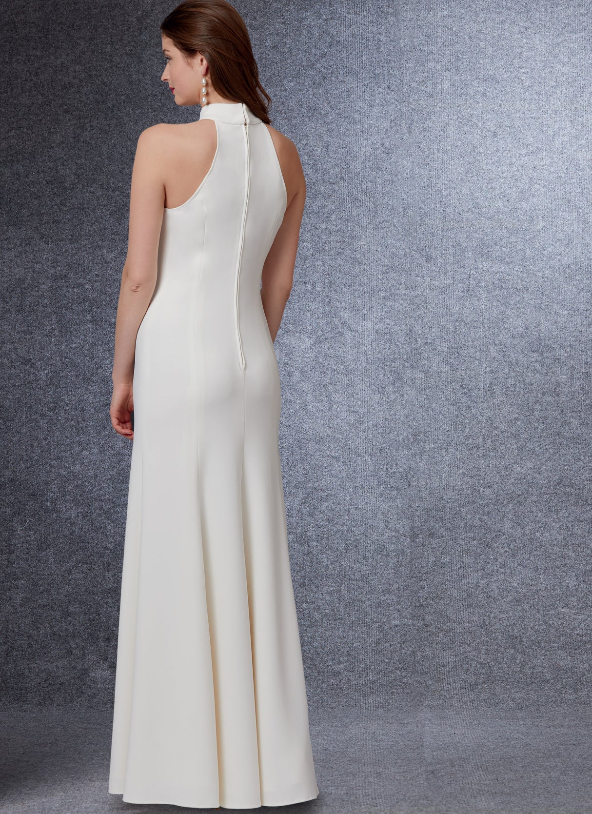 Patron Vogue n°1748 - Robe ajustée avec col montant et détails plissés