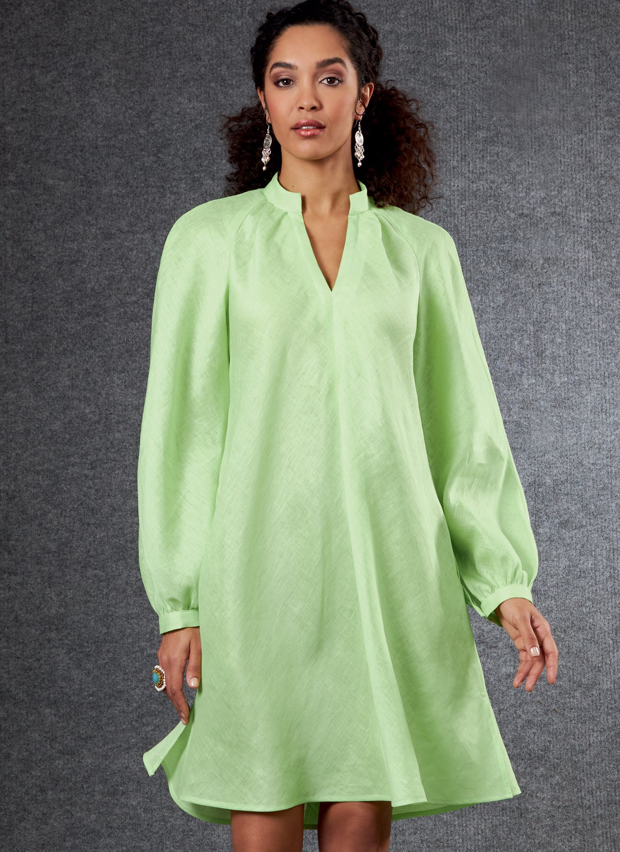 Patron Vogue n°1803 - Robe évasée avec col montant et manches raglan volumineuses