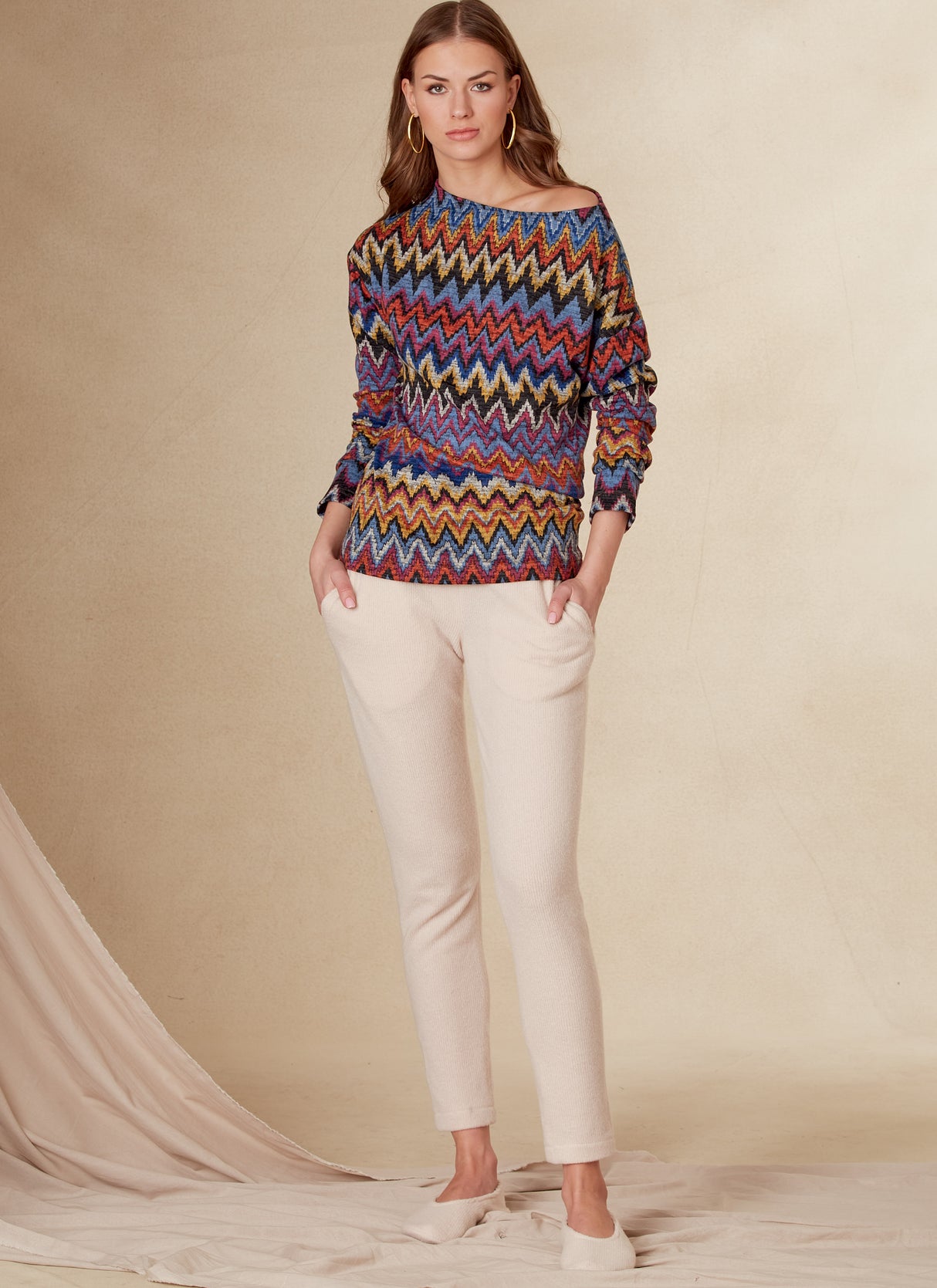Patron Vogue n°1835 - Ensemble lounge pour femme : haut, pantalon et chaussons