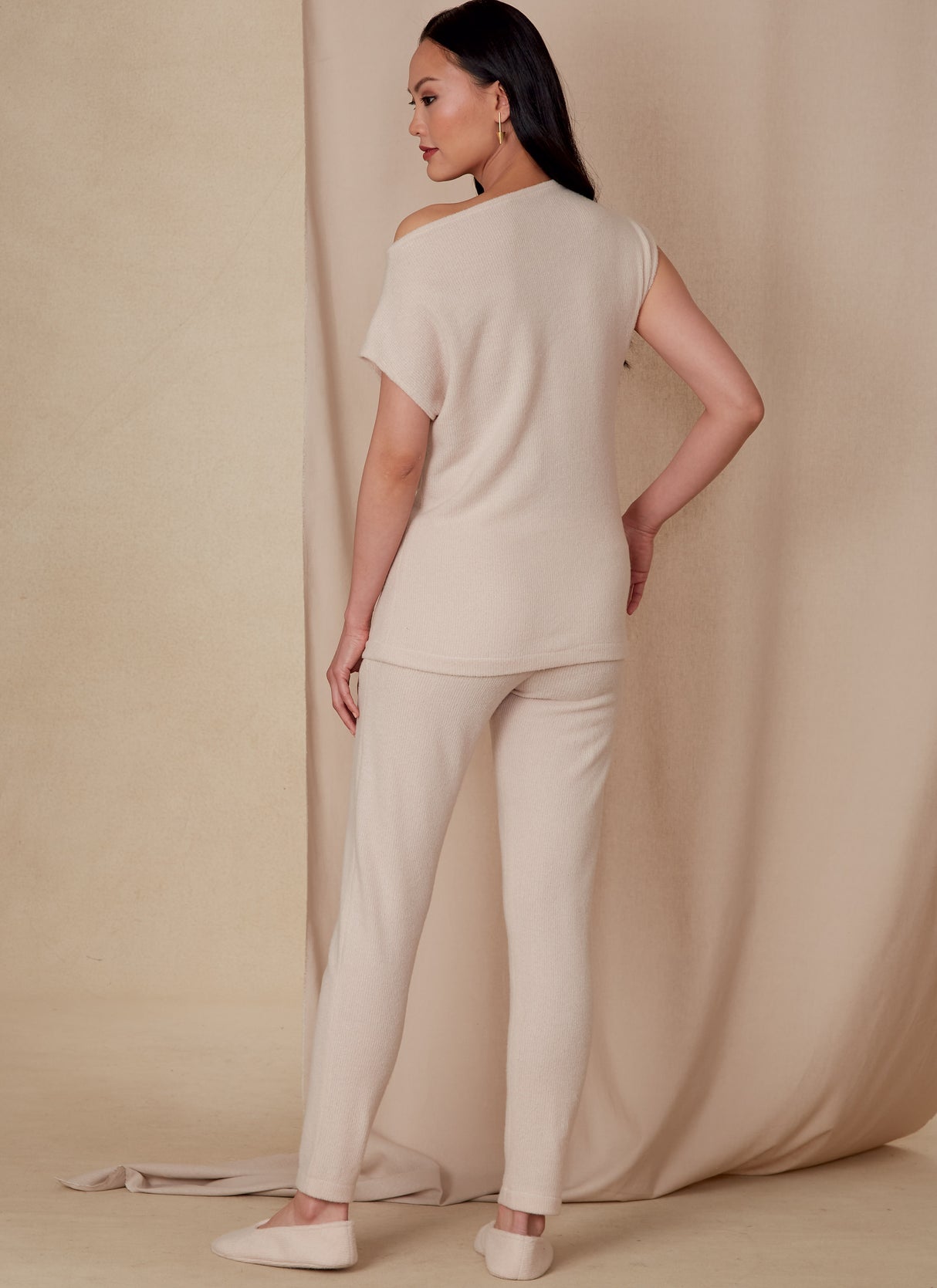 Patron Vogue n°1835 - Ensemble lounge pour femme : haut, pantalon et chaussons