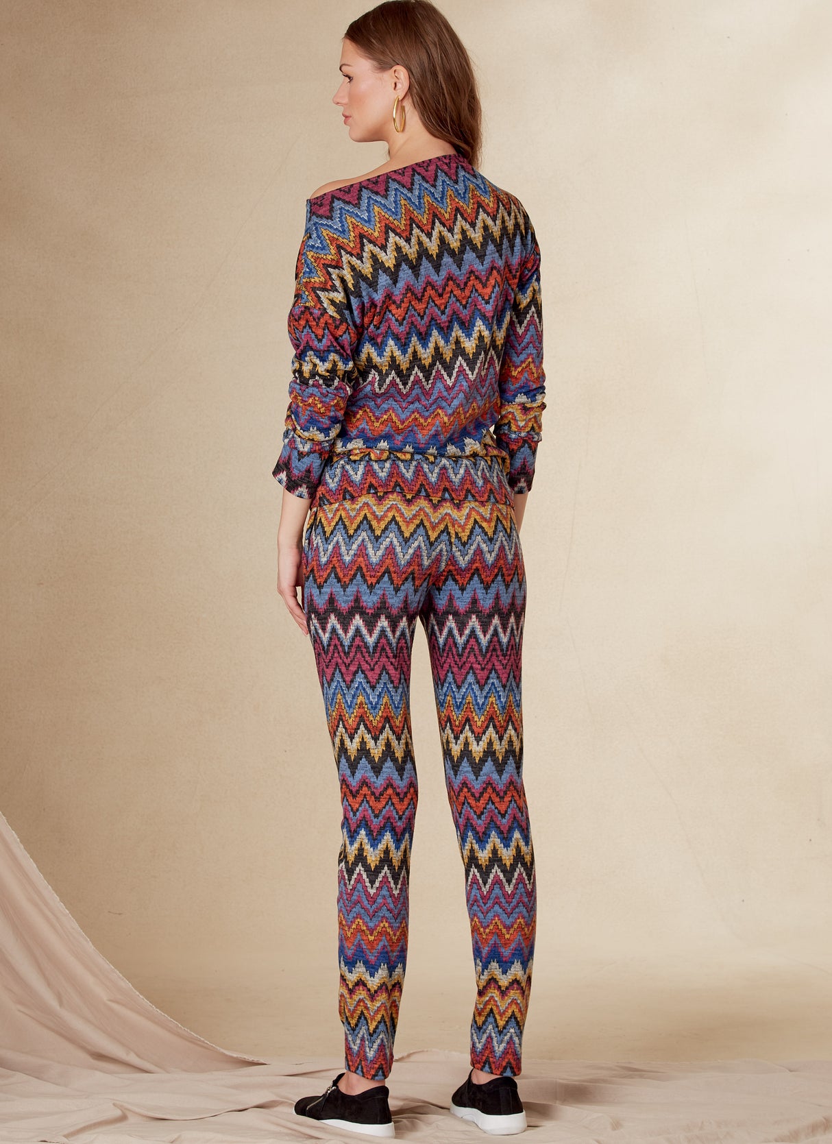 Patron Vogue n°1835 - Ensemble lounge pour femme : haut, pantalon et chaussons