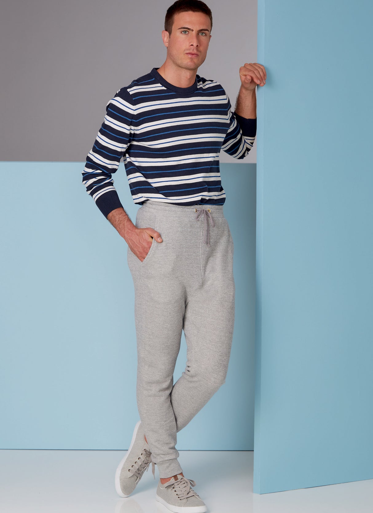 Patron Vogue n°1854 - Pantalon de jogging ajusté pour homme avec détails surpiqués