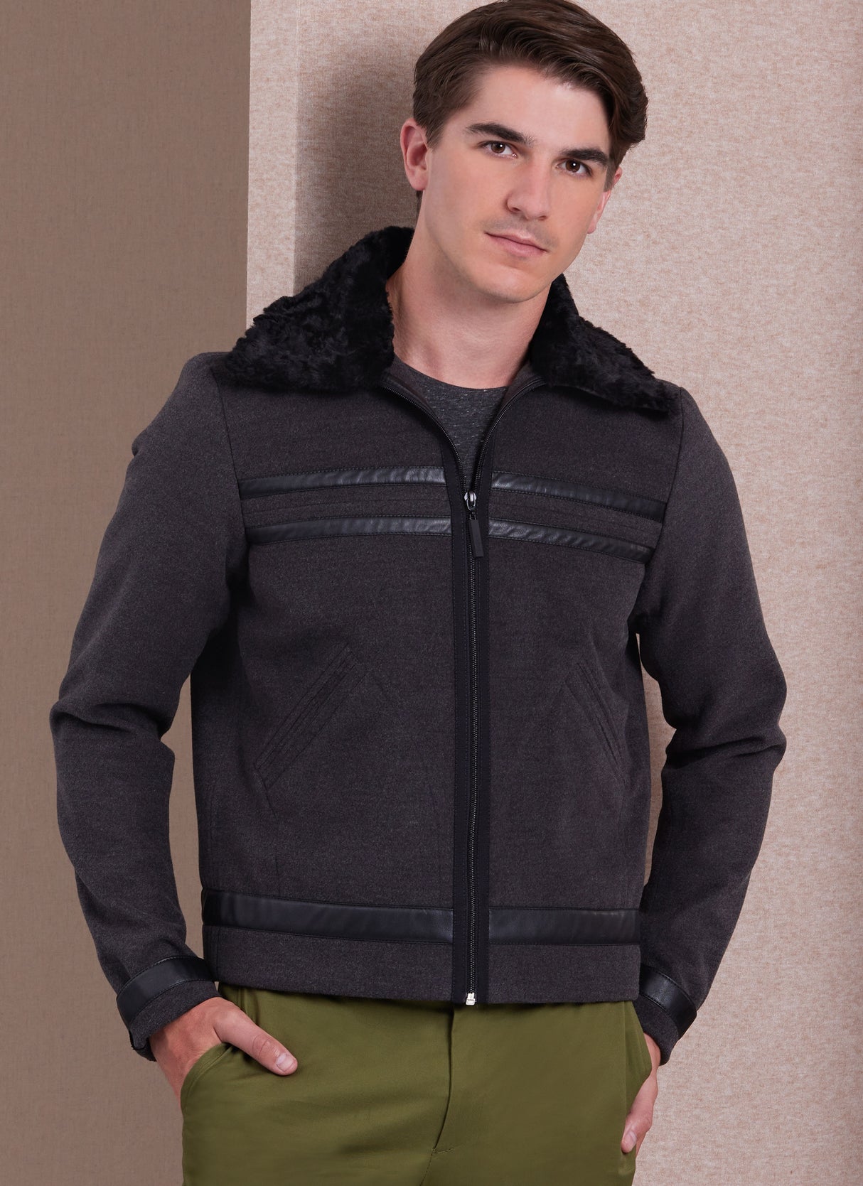 Patron Vogue n°1995 - Veste ajustée pour homme avec col pointu et détails contrastés
