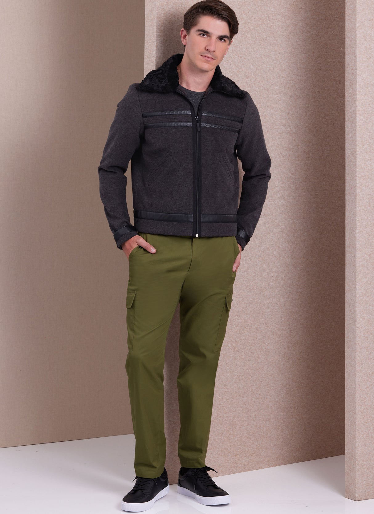 Patron Vogue n°1995 - Veste ajustée pour homme avec col pointu et détails contrastés
