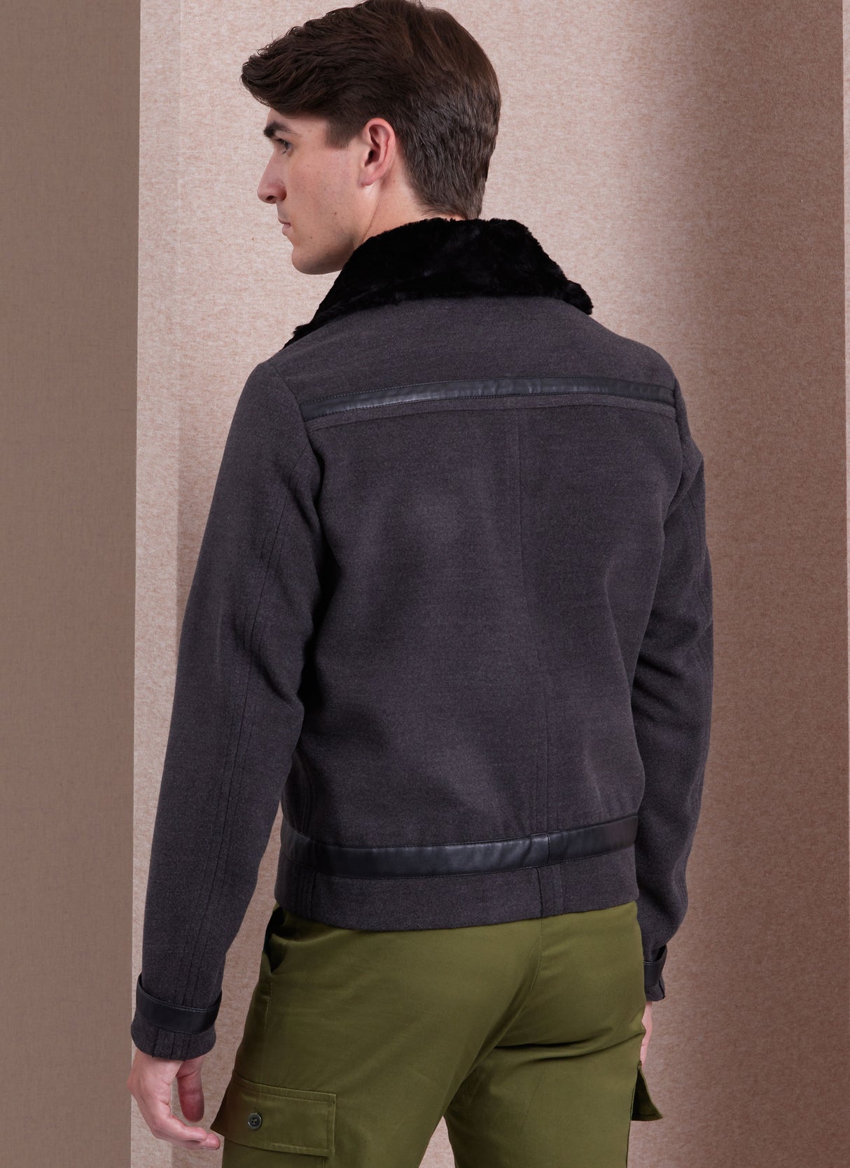Patron Vogue n°1995 - Veste ajustée pour homme avec col pointu et détails contrastés