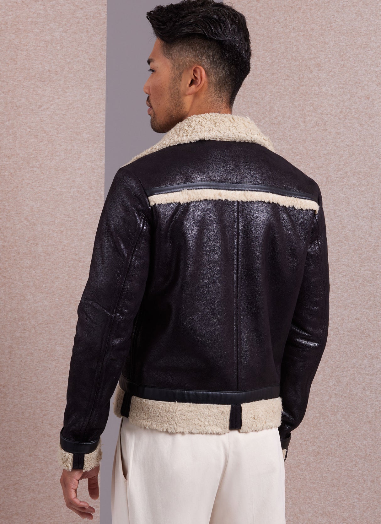 Patron Vogue n°1995 - Veste ajustée pour homme avec col pointu et détails contrastés