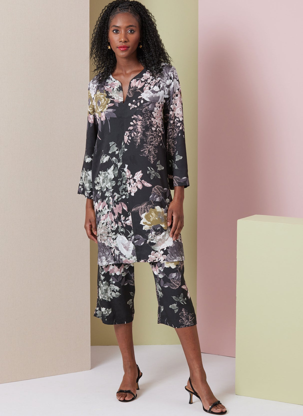 Patron Vogue n°2019 - Ensemble de vêtements de détente avec haut à col fendu et pantalon à taille élastique
