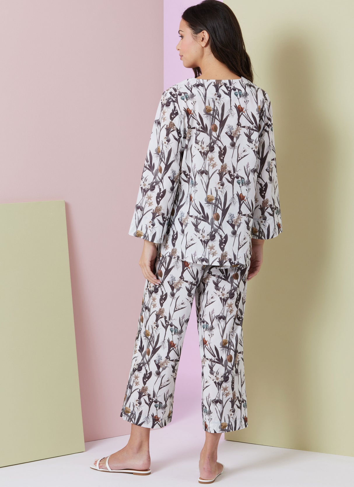 Patron Vogue n°2019 - Ensemble de vêtements de détente avec haut à col fendu et pantalon à taille élastique