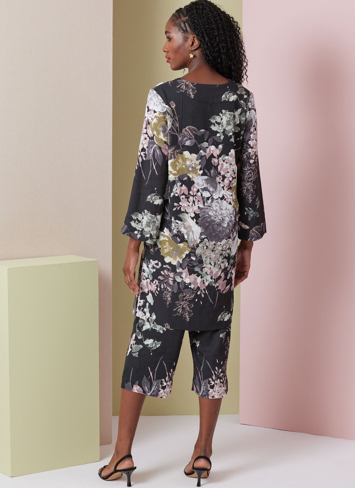 Patron Vogue n°2019 - Ensemble de vêtements de détente avec haut à col fendu et pantalon à taille élastique