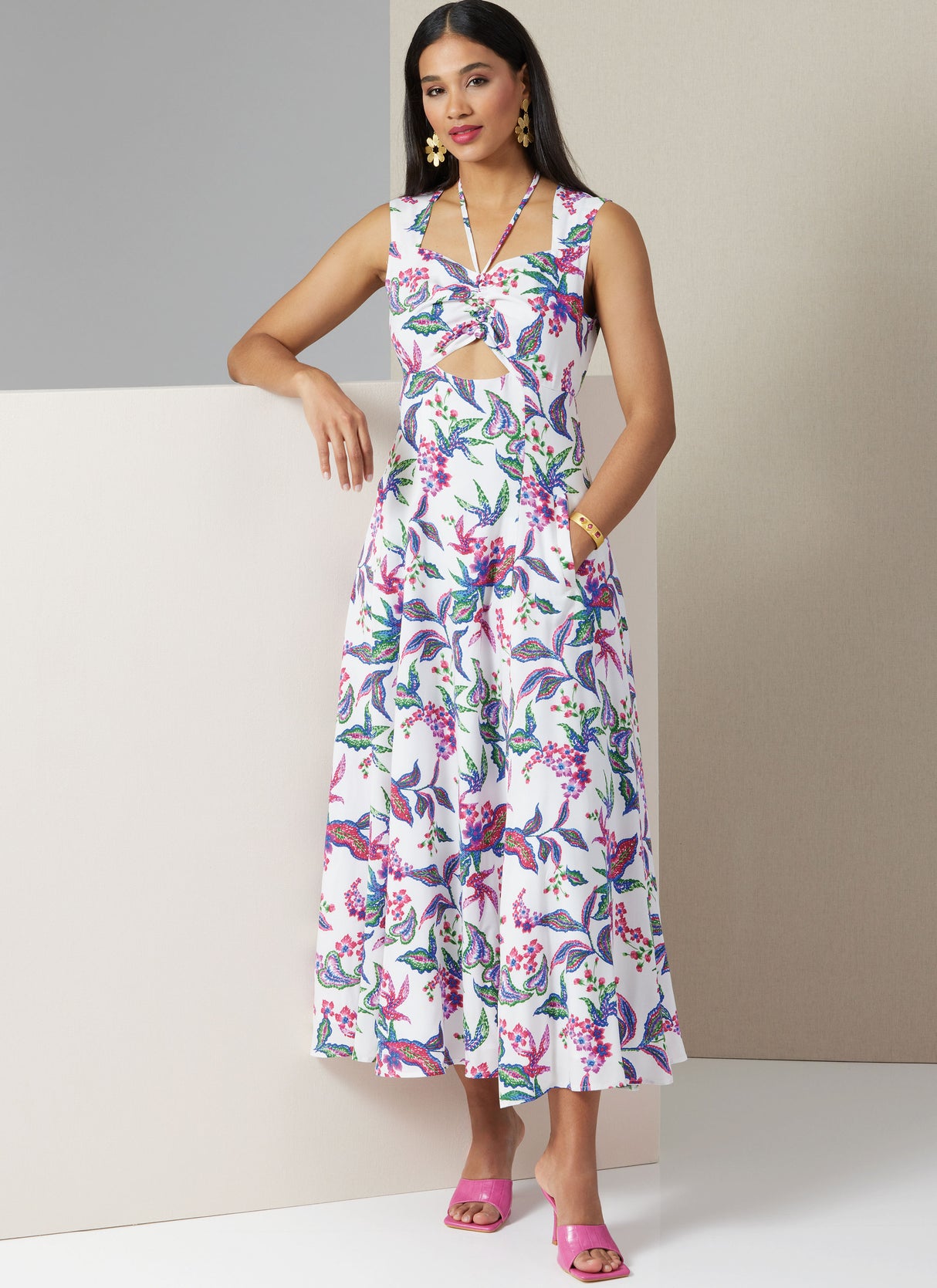 Patron Vogue n°2025 - Robe ajustée et évasée avec découpes et variations de manches