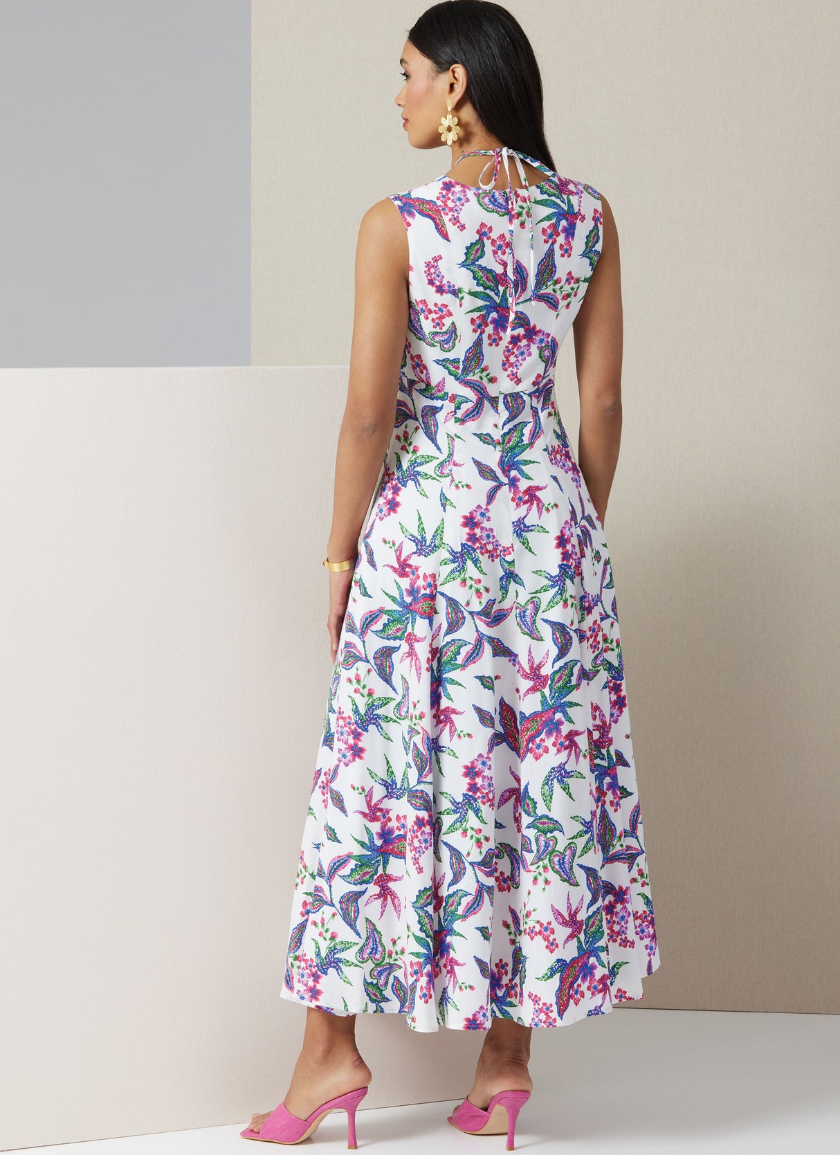 Patron Vogue n°2025 - Robe ajustée et évasée avec découpes et variations de manches