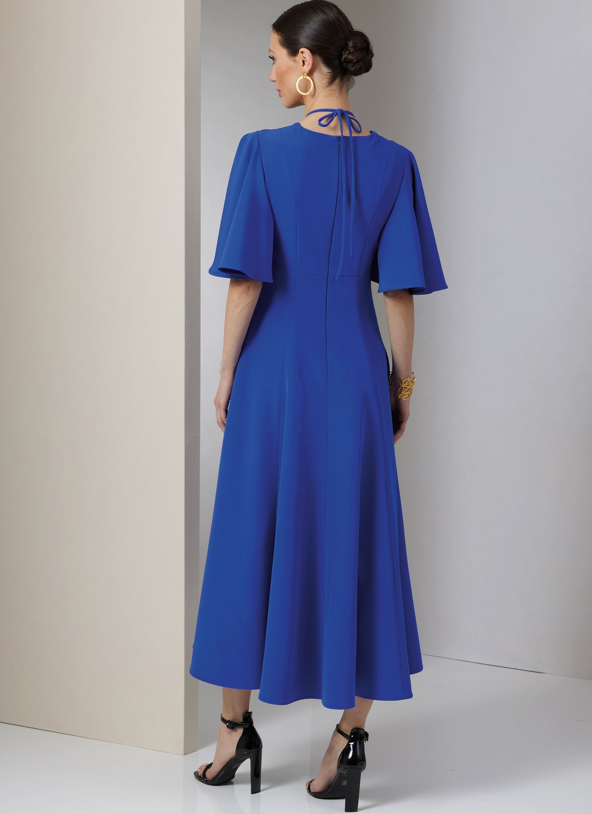 Patron Vogue n°2025 - Robe ajustée et évasée avec découpes et variations de manches