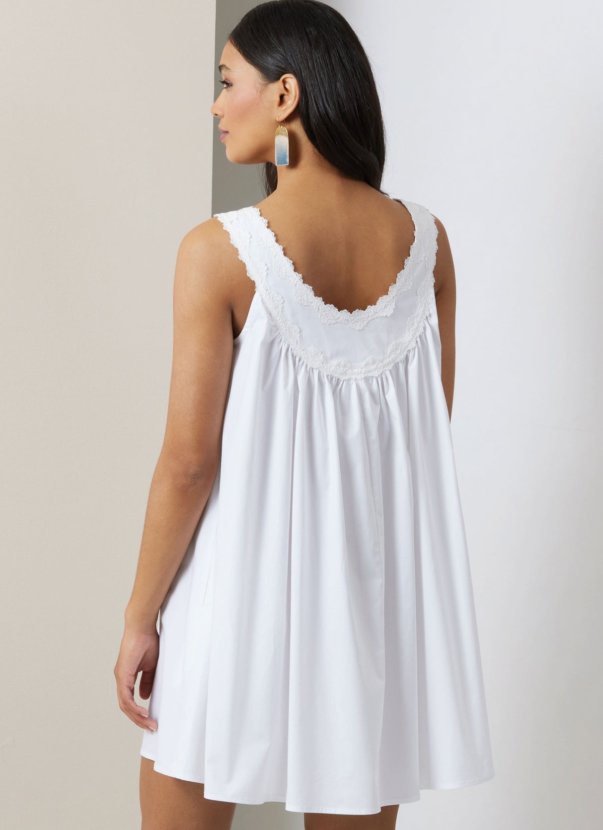 Patron Vogue n°2026 - Robe ample et évasée avec empiècement en dentelle
