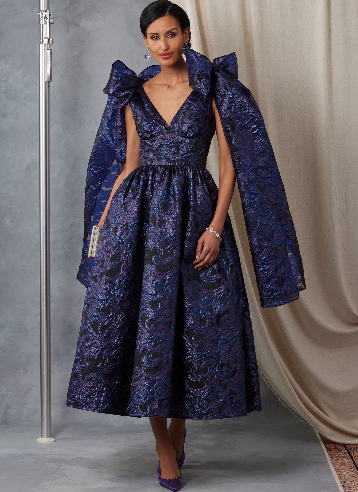 Patron Vogue n°2048 - Robe de soirée avec décolleté en V et nouages aux épaules