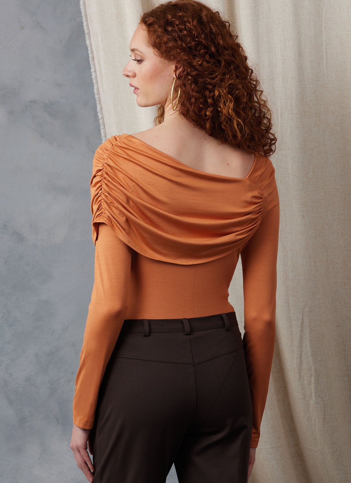 Patron Vogue n°2049 - Body ajusté avec encolure asymétrique et drapé élégant