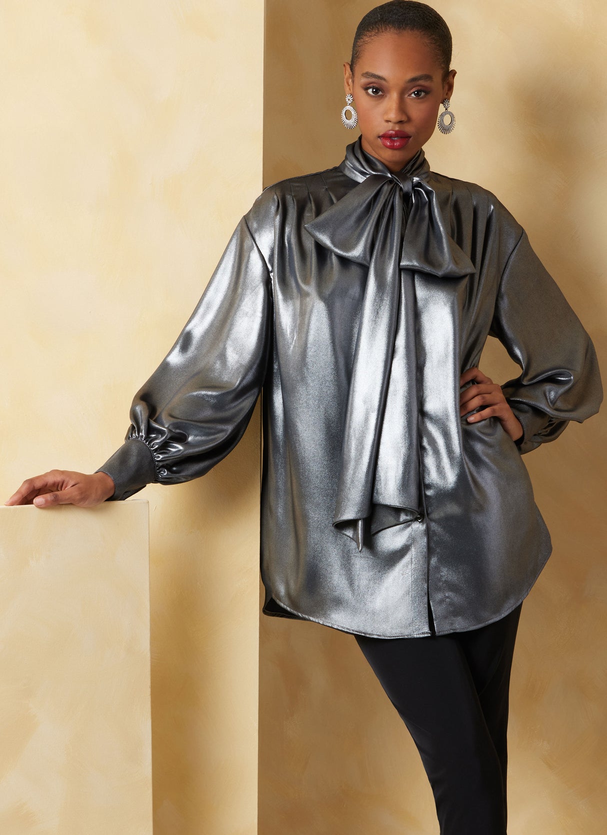 Patron Vogue n°2068 - Hauts amples avec col lavallière ou col classique et ceinture