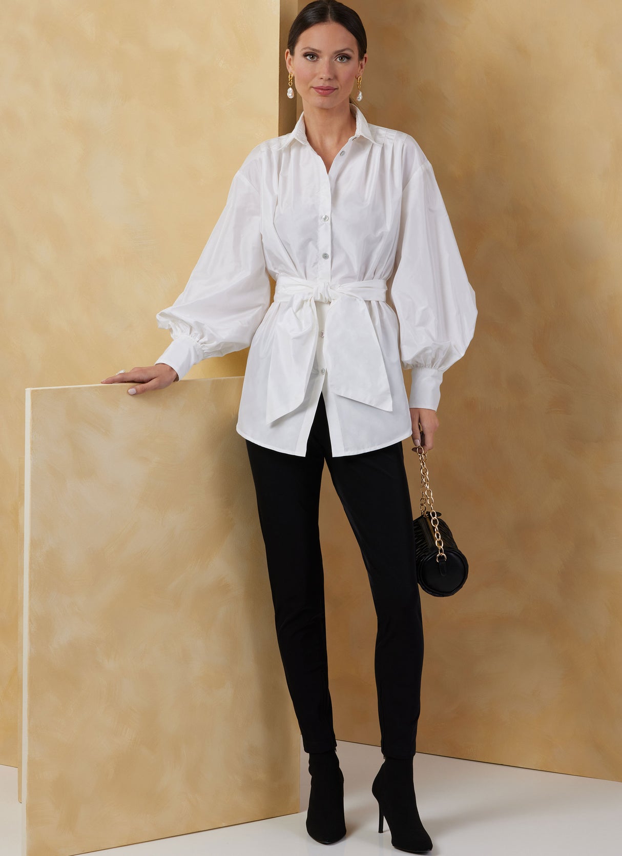 Patron Vogue n°2068 - Hauts amples avec col lavallière ou col classique et ceinture