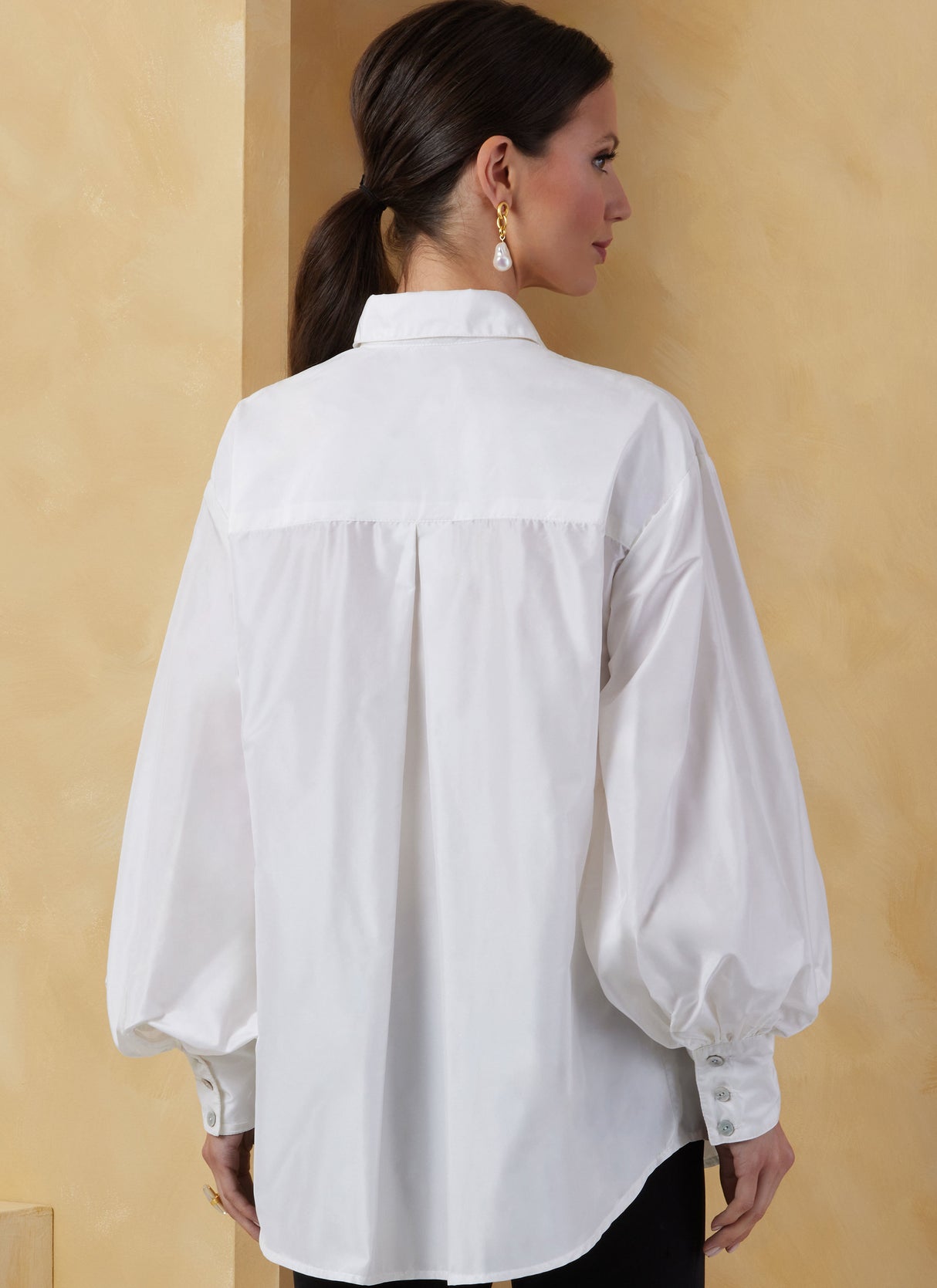 Patron Vogue n°2068 - Hauts amples avec col lavallière ou col classique et ceinture