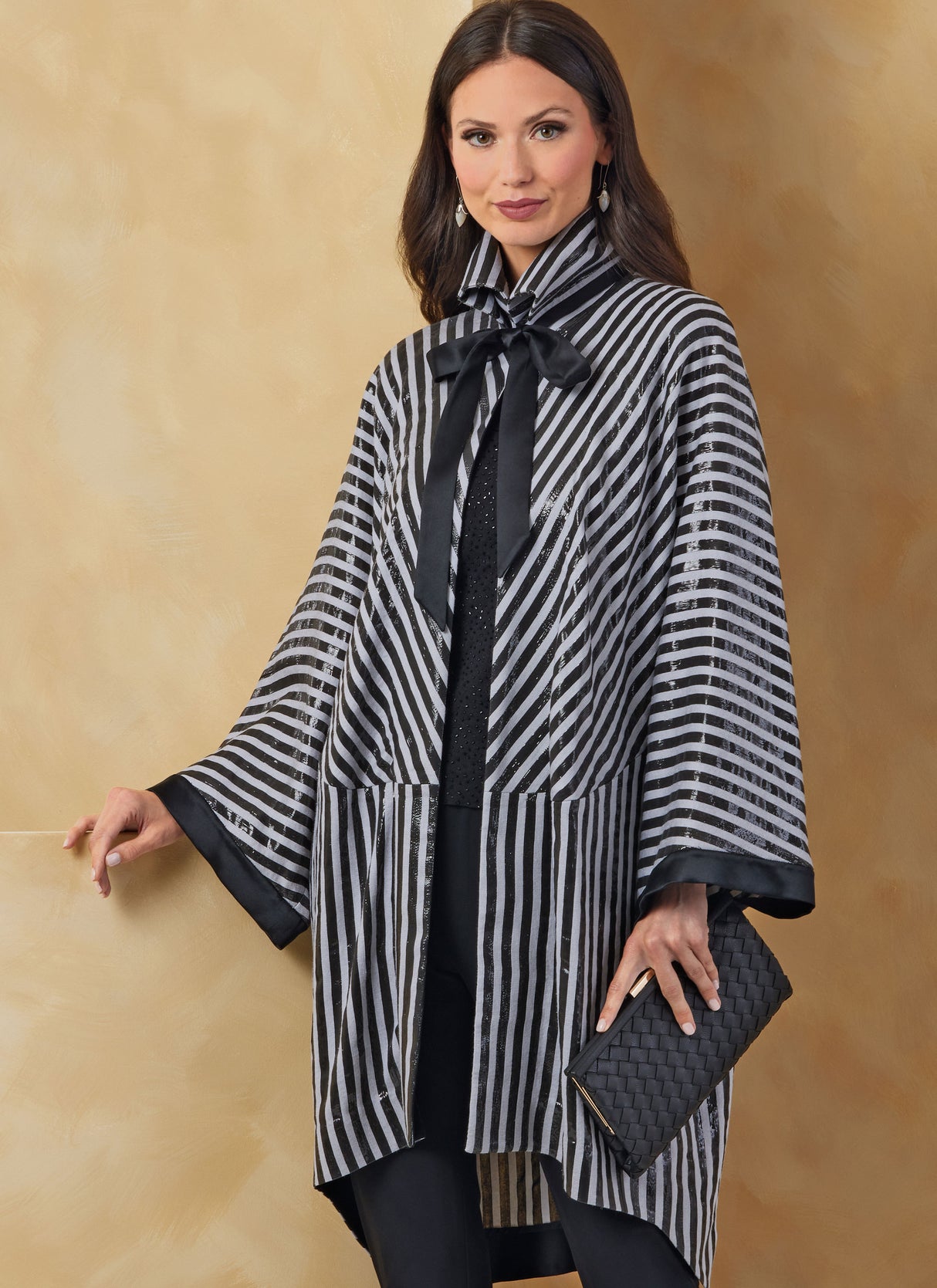 Patron Vogue n°2071 - Veste ample avec col montant noué et manches trois-quarts