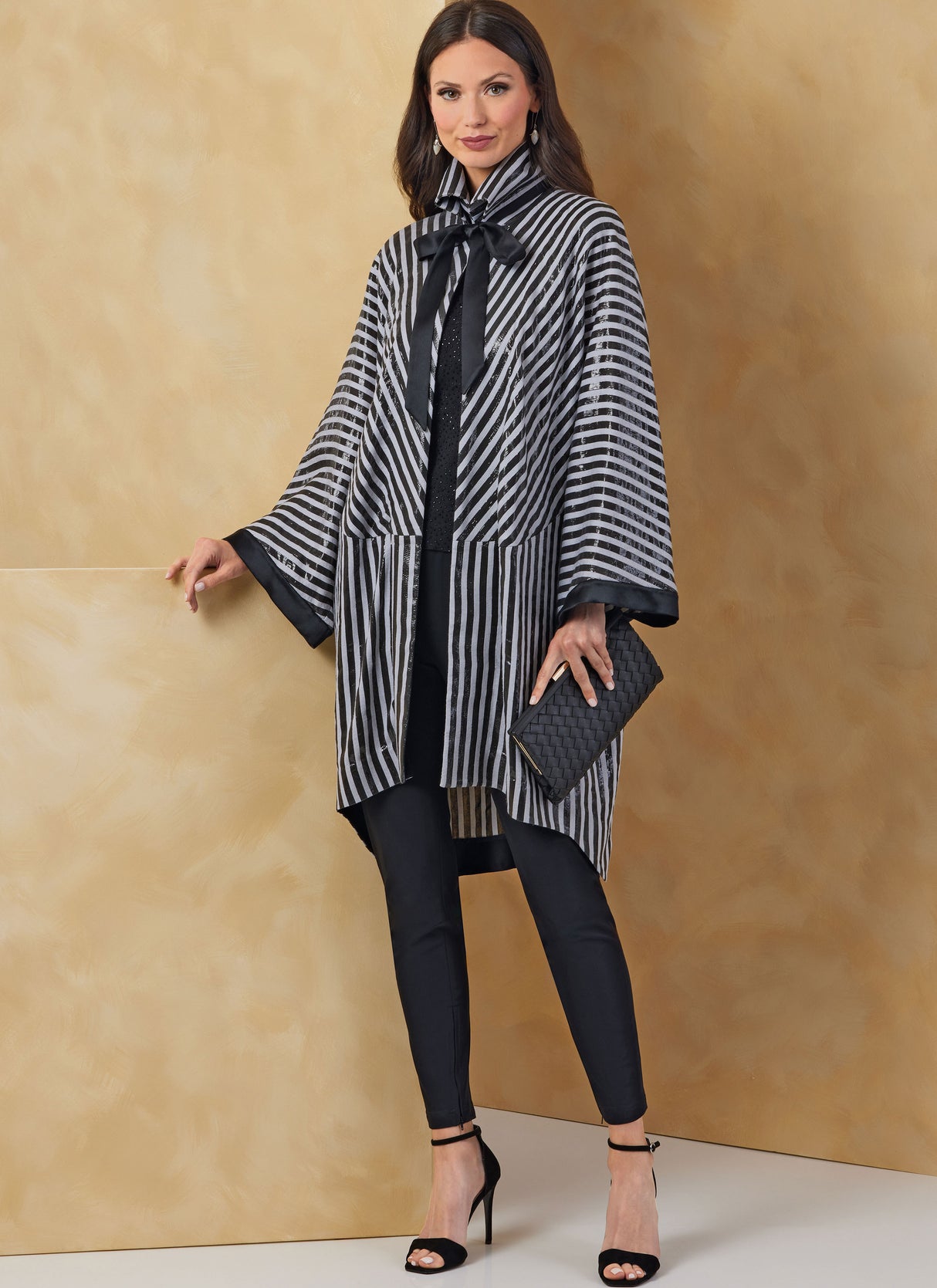 Patron Vogue n°2071 - Veste ample avec col montant noué et manches trois-quarts