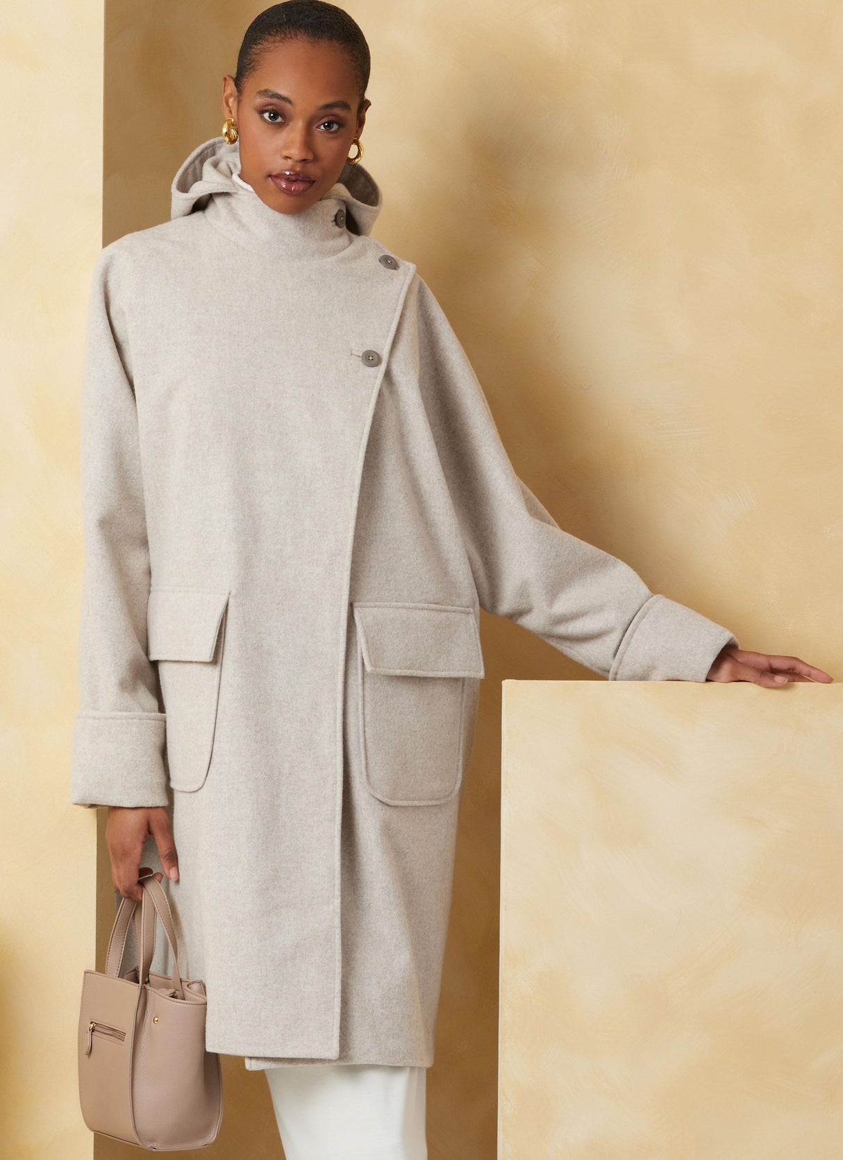 Patron Vogue n°2075 - Manteau ample avec manches dolman et options de col