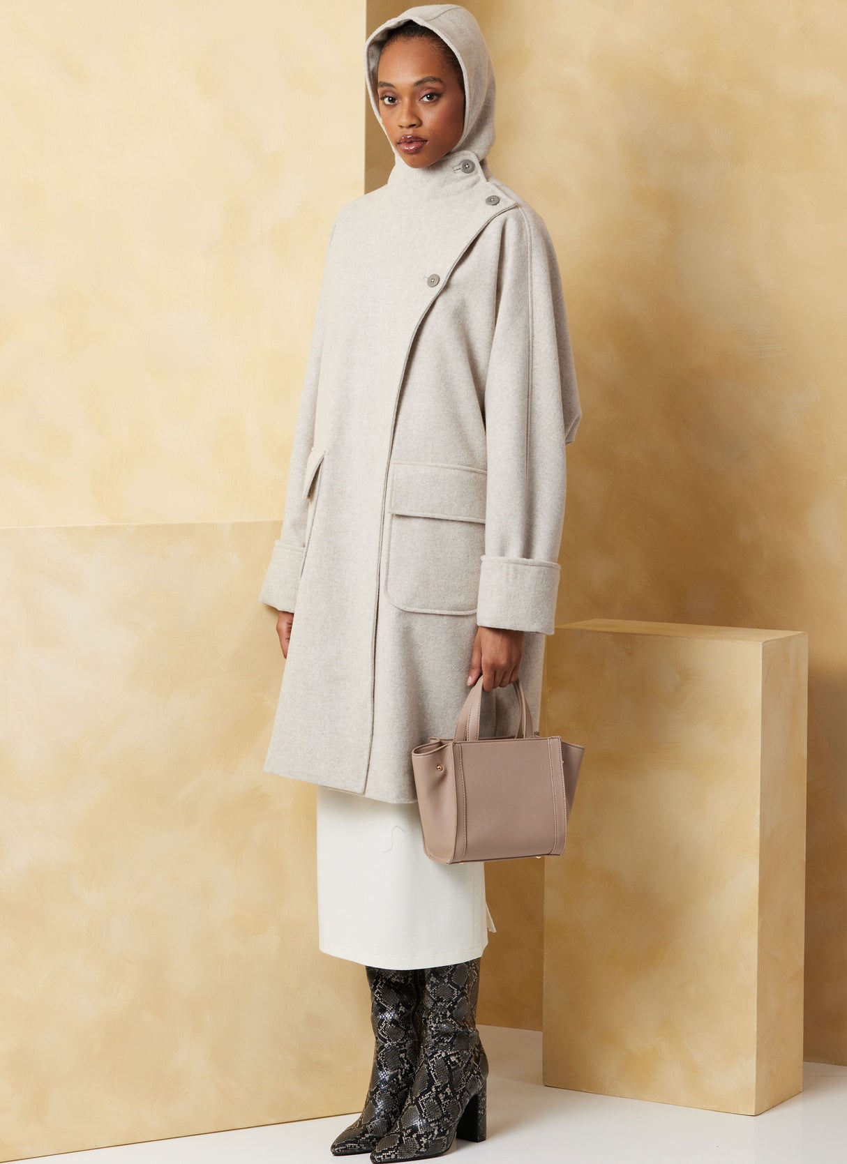 Patron Vogue n°2075 - Manteau ample avec manches dolman et options de col