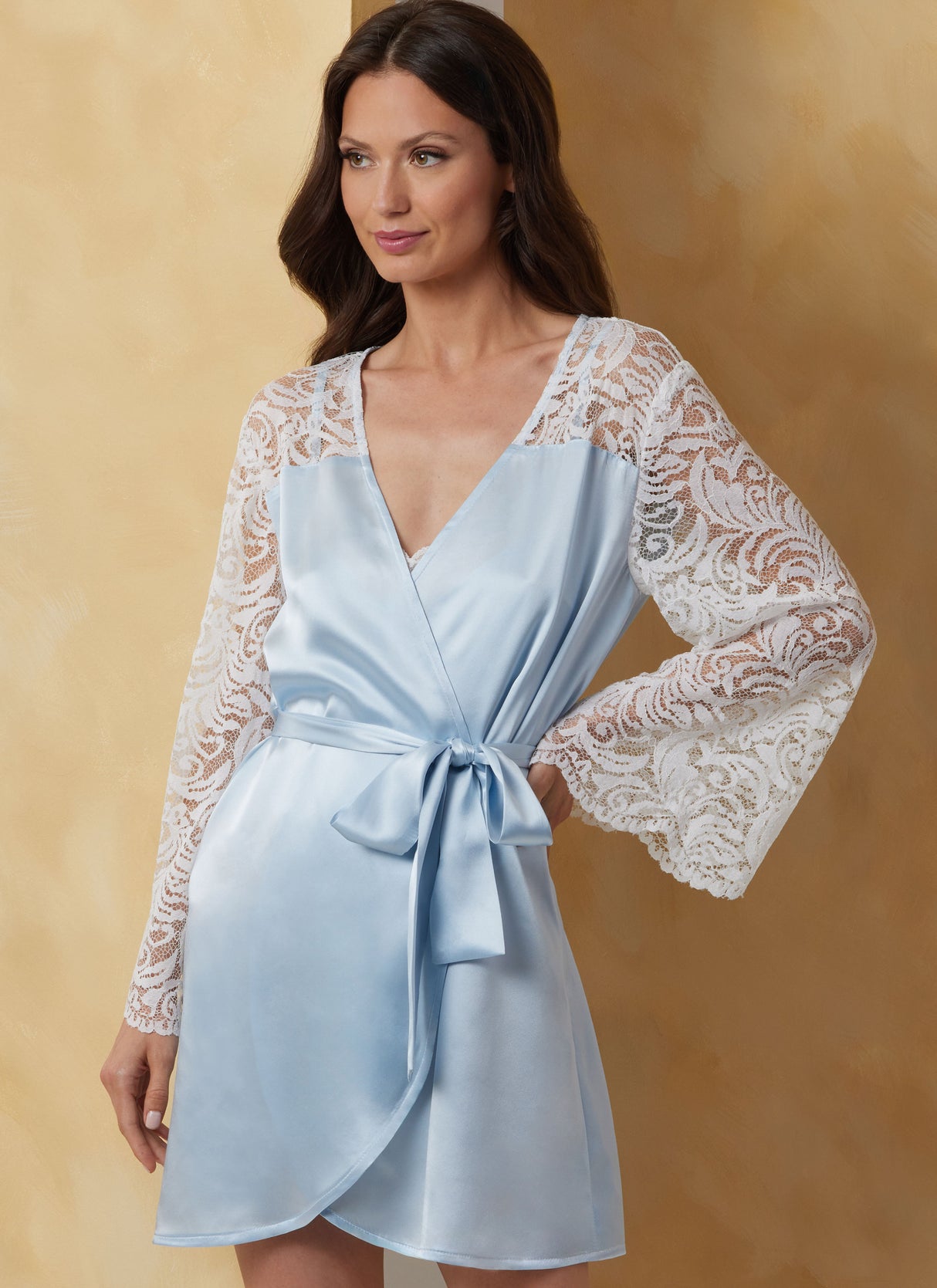 Patron Vogue n°2077 - Robe de chambre et teddy élégants avec détails en dentelle