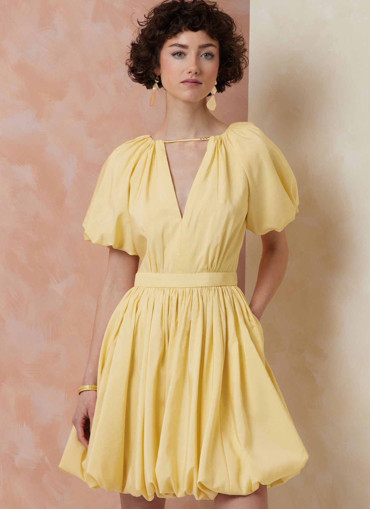 Patron Vogue n°2106 - Robe cintrée à ourlet bulle & dos nu