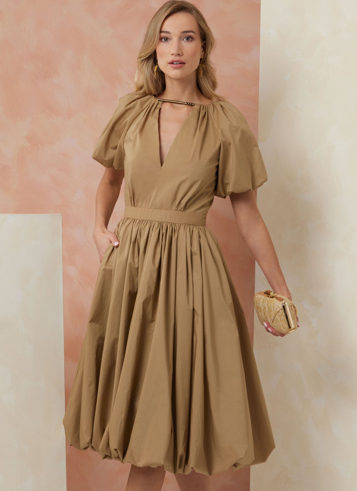Patron Vogue n°2106 - Robe cintrée à ourlet bulle & dos nu