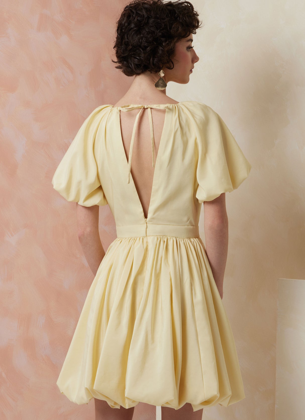 Patron Vogue n°2106 - Robe cintrée à ourlet bulle & dos nu
