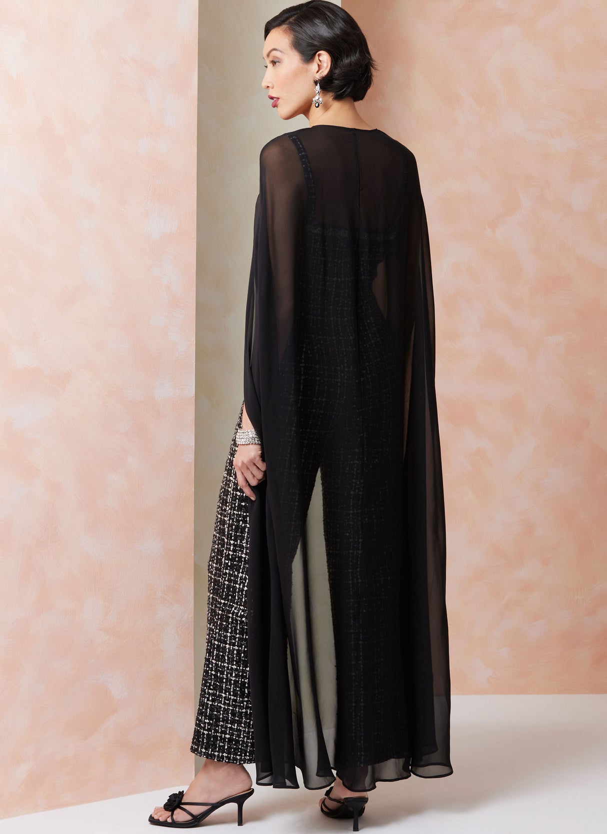 Patron Vogue n°2111 - Combinaison élégante à cape et poches