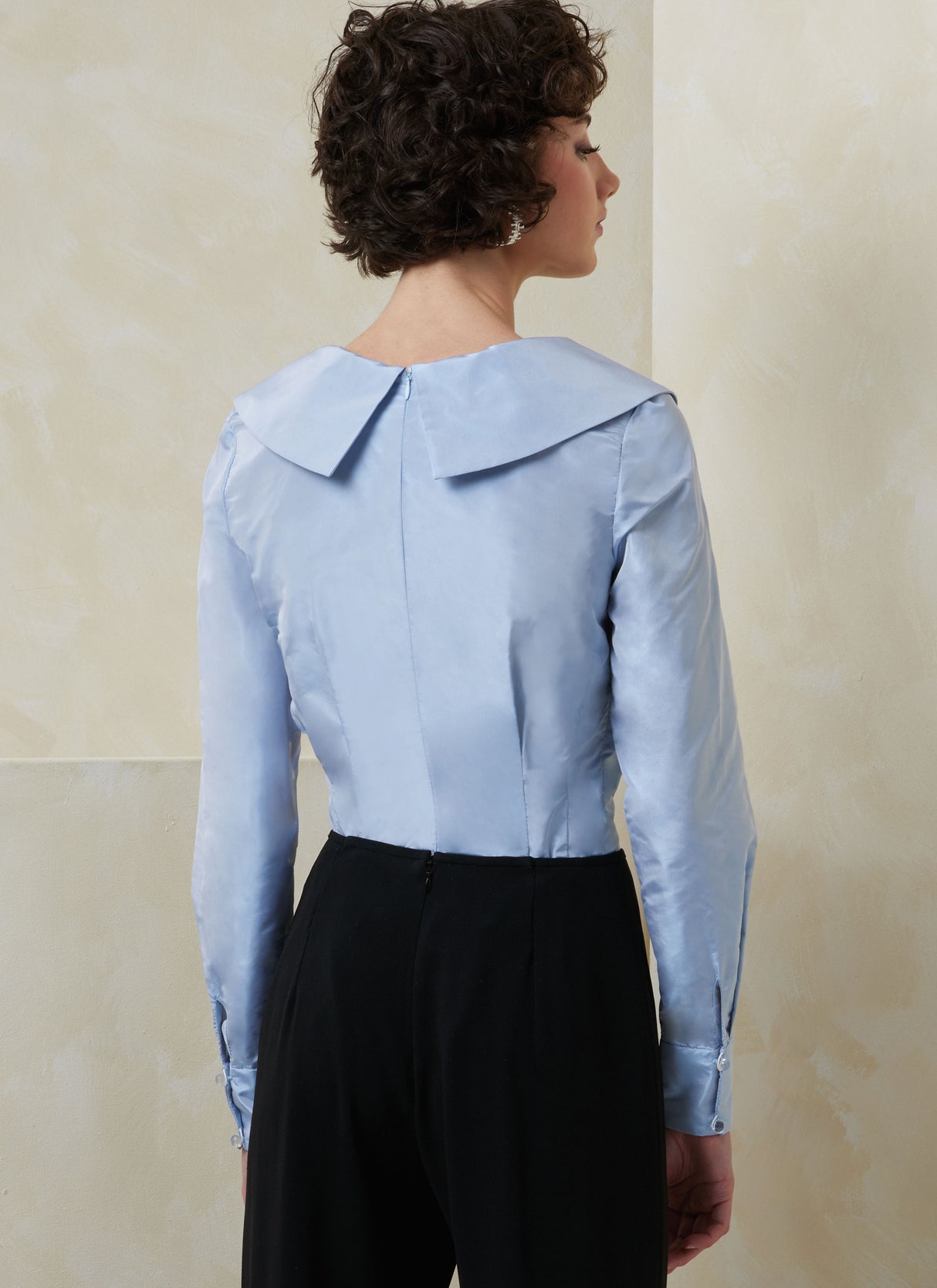 Patron Vogue n°2113 - Top ajusté col v & manches courtes ou longues