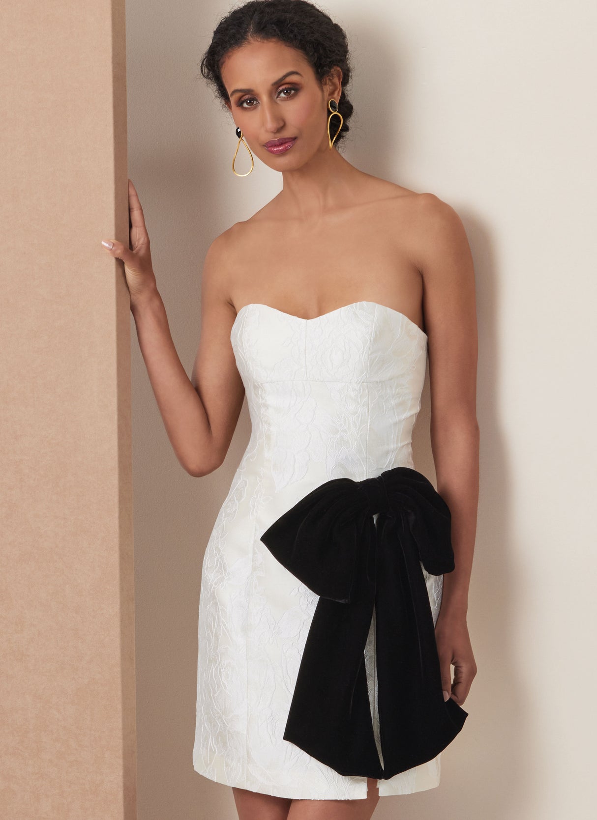 Patron Vogue n°2133 – Cape courte & robe cintrée avec nœud amovible
