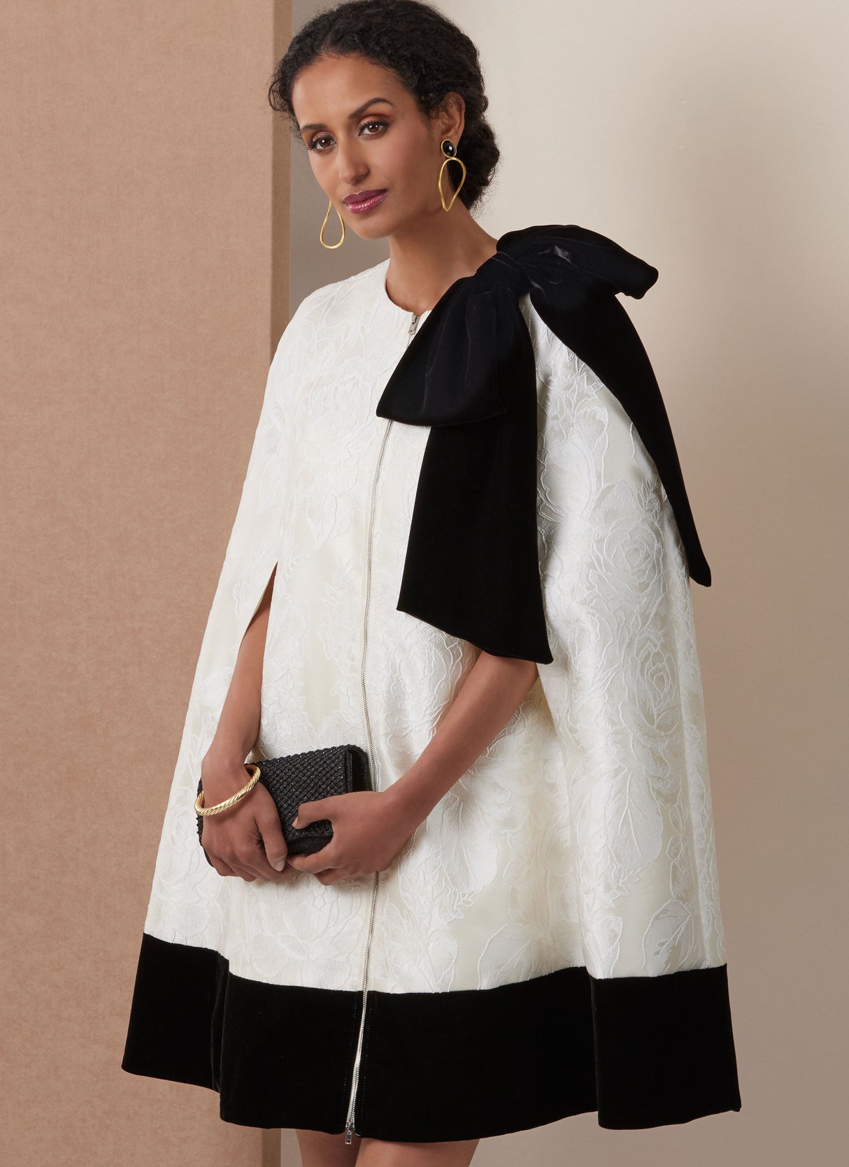 Patron Vogue n°2133 – Cape courte & robe cintrée avec nœud amovible