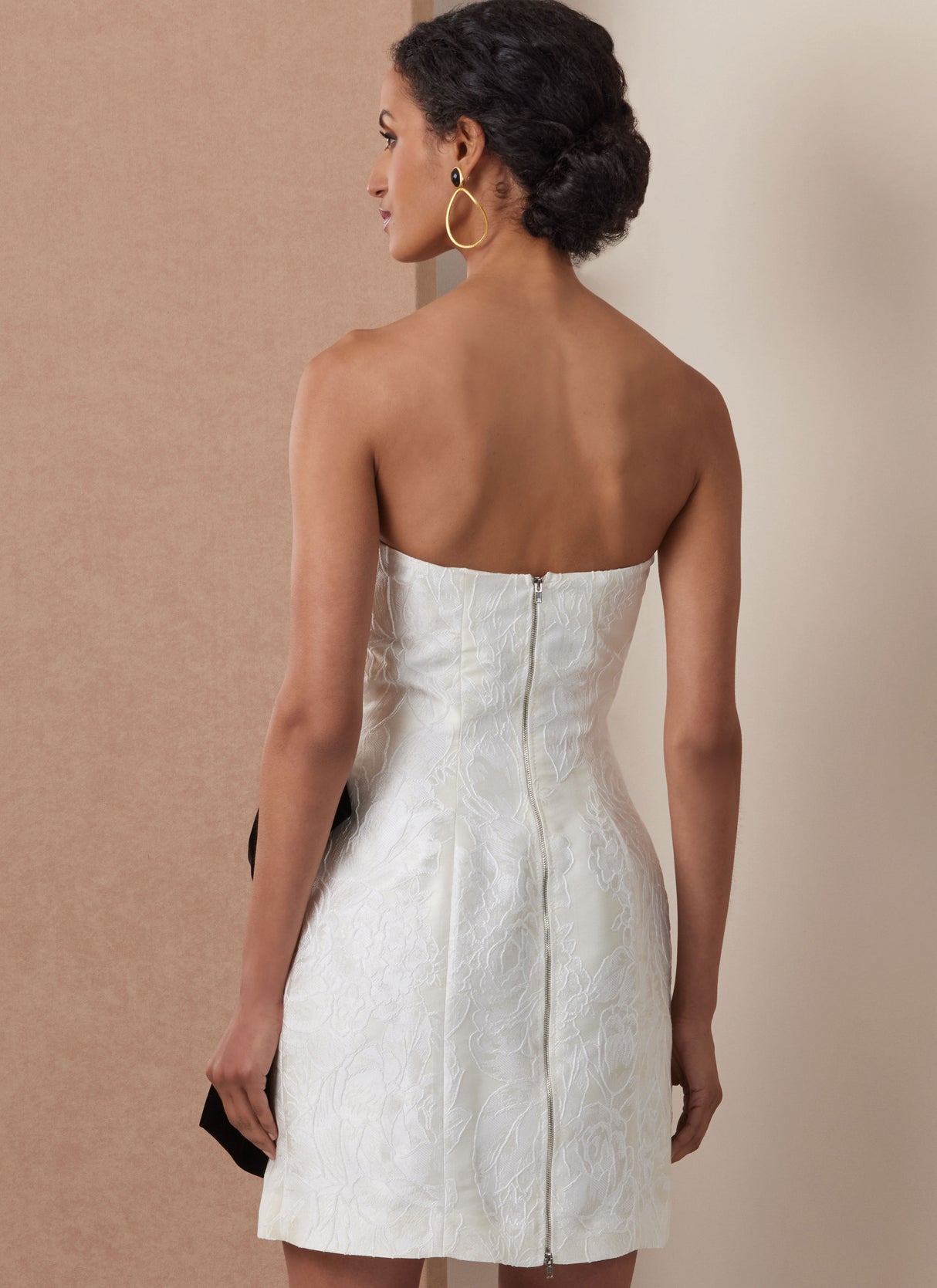 Patron Vogue n°2133 – Cape courte & robe cintrée avec nœud amovible
