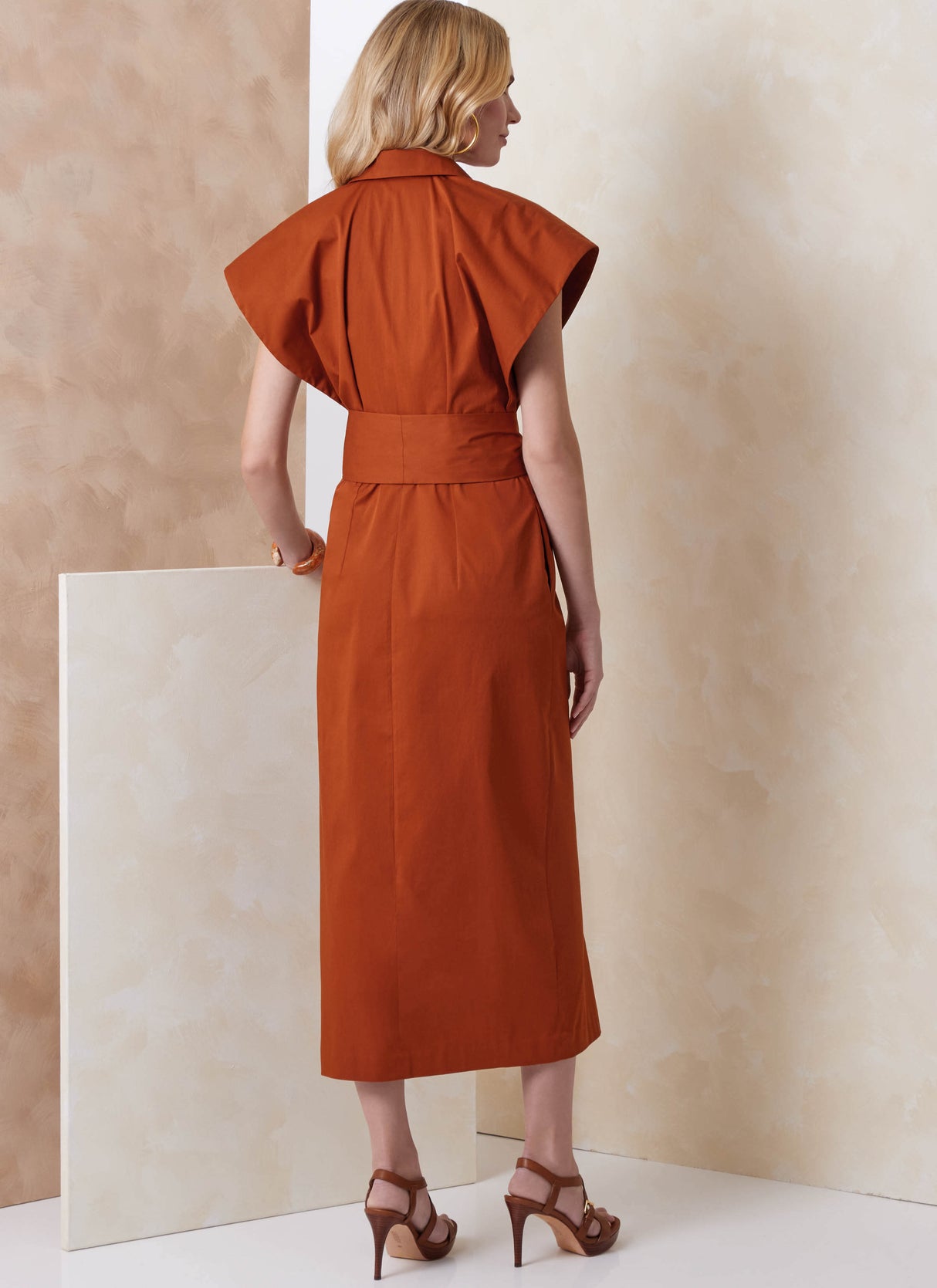 Patron Vogue n°2151 – Robe-chemise cintrée à col pointu