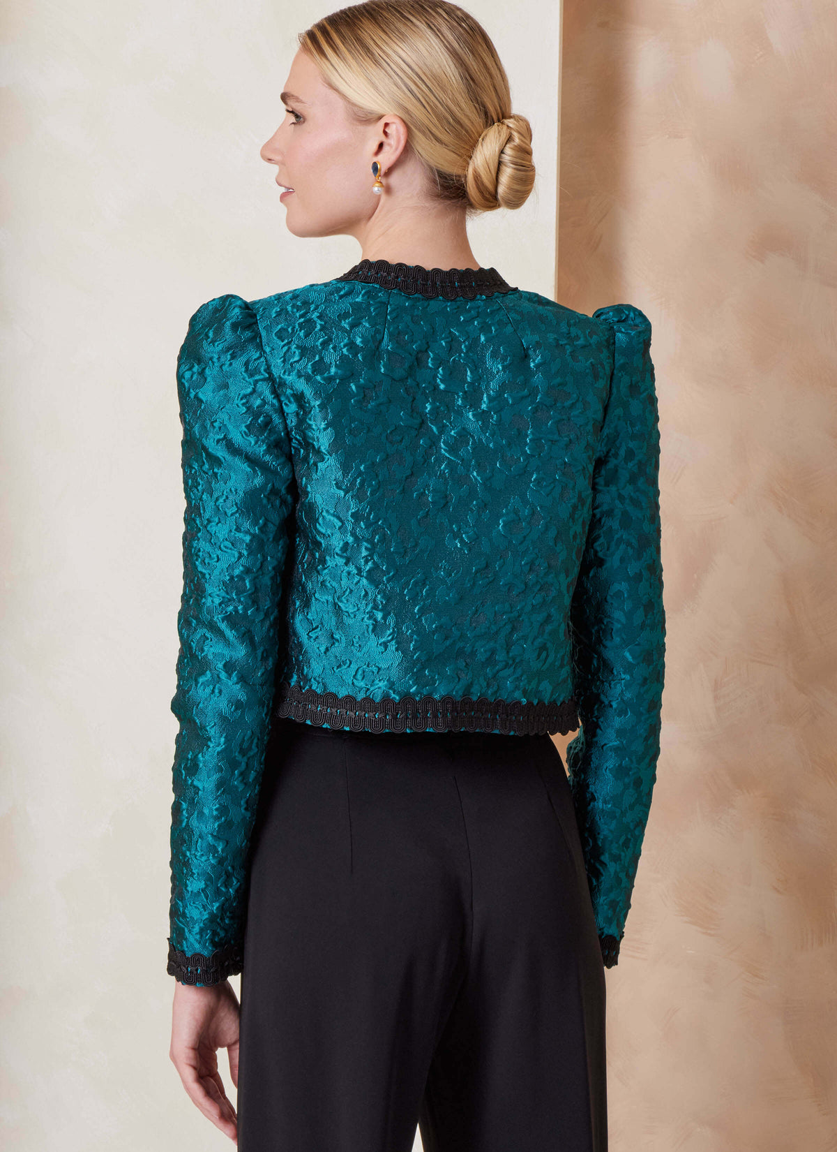 Patron Vogue n°2160 – Veste courte doublée à bordure décorative